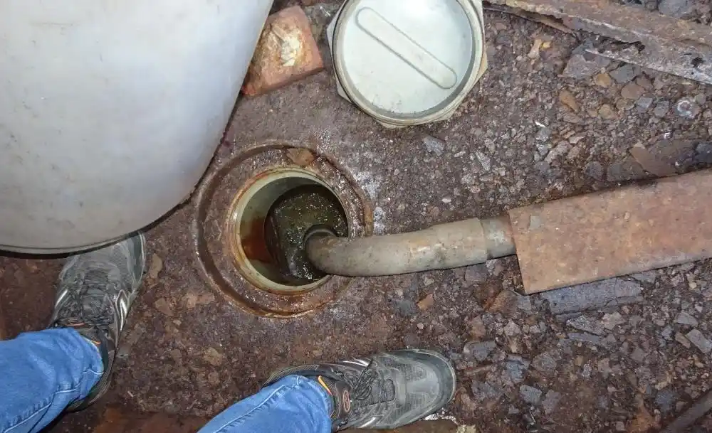 檢視「廠區角落發現地面開口有廢水排入」圖片