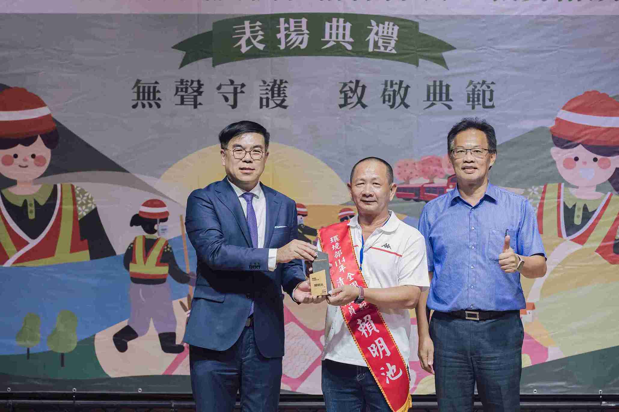 部長致贈模範隊員獎座