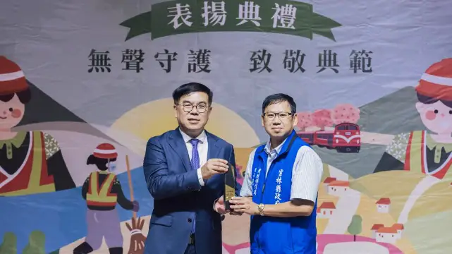 環境部彭啓明部長致贈職安績優機關獎座