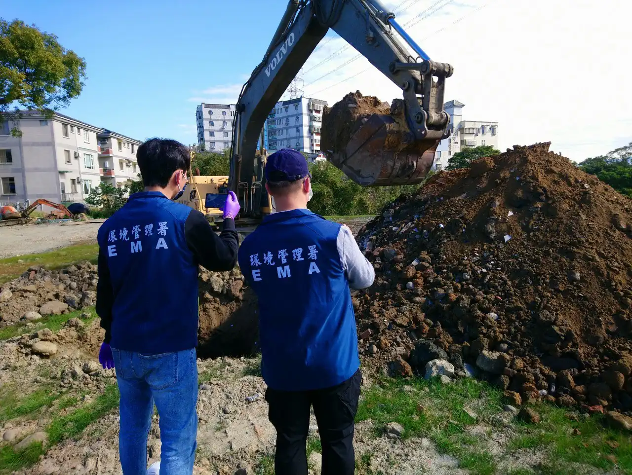 非法廢物場址現場開挖