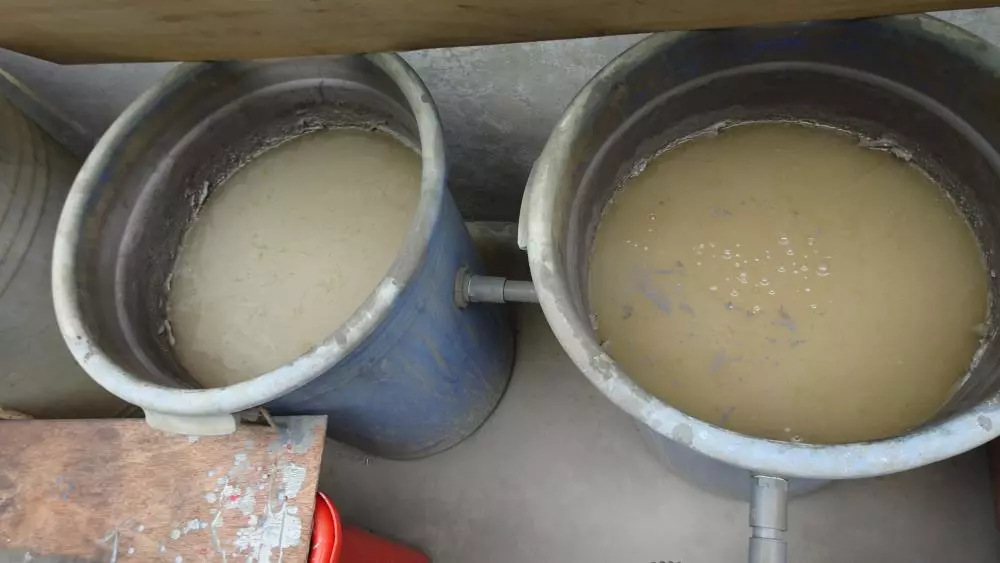 檢視「以塑膠水桶充當廢水沉澱槽」圖片