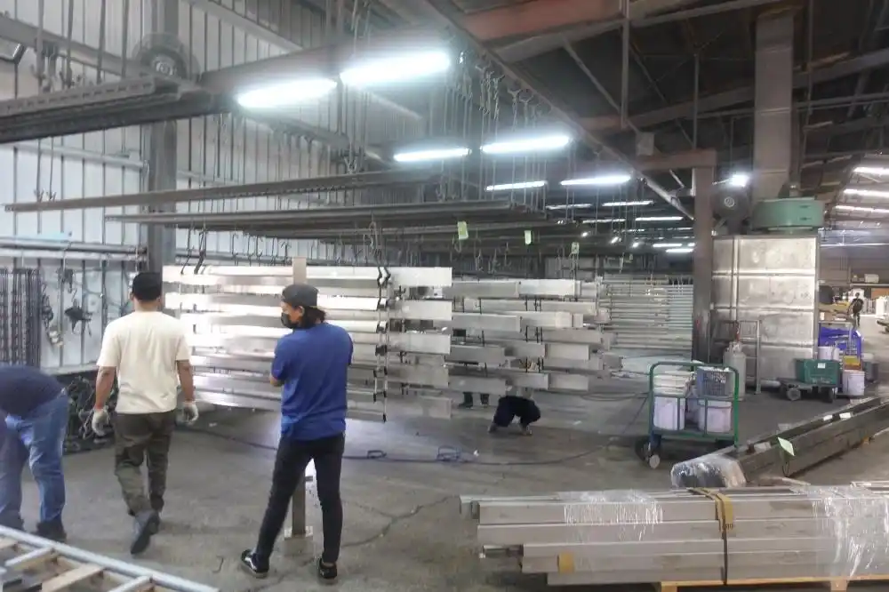 檢視「倉儲廠房卻從事大型物件烤漆作業」圖片