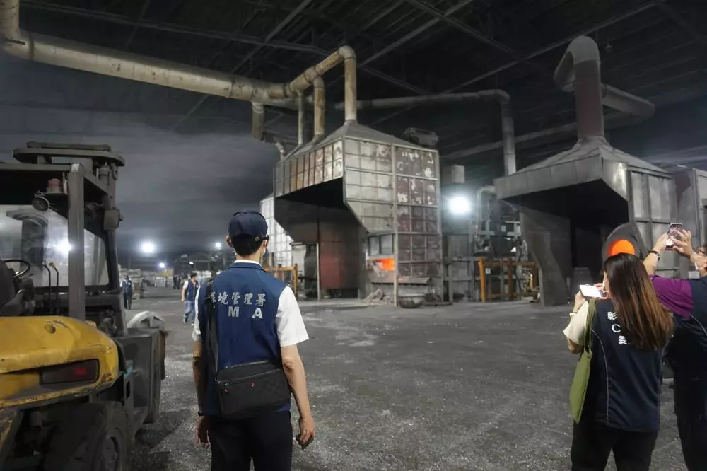 檢視「督察人員確認污染排放情況」圖片