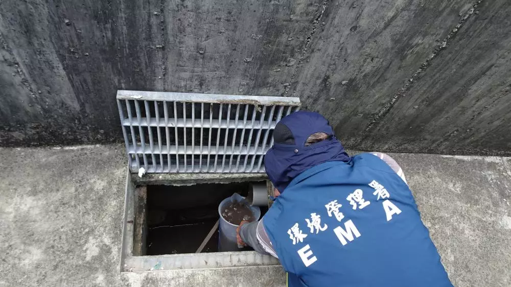 檢視「督察人員自異常管線採集黑濁色廢水送驗」圖片