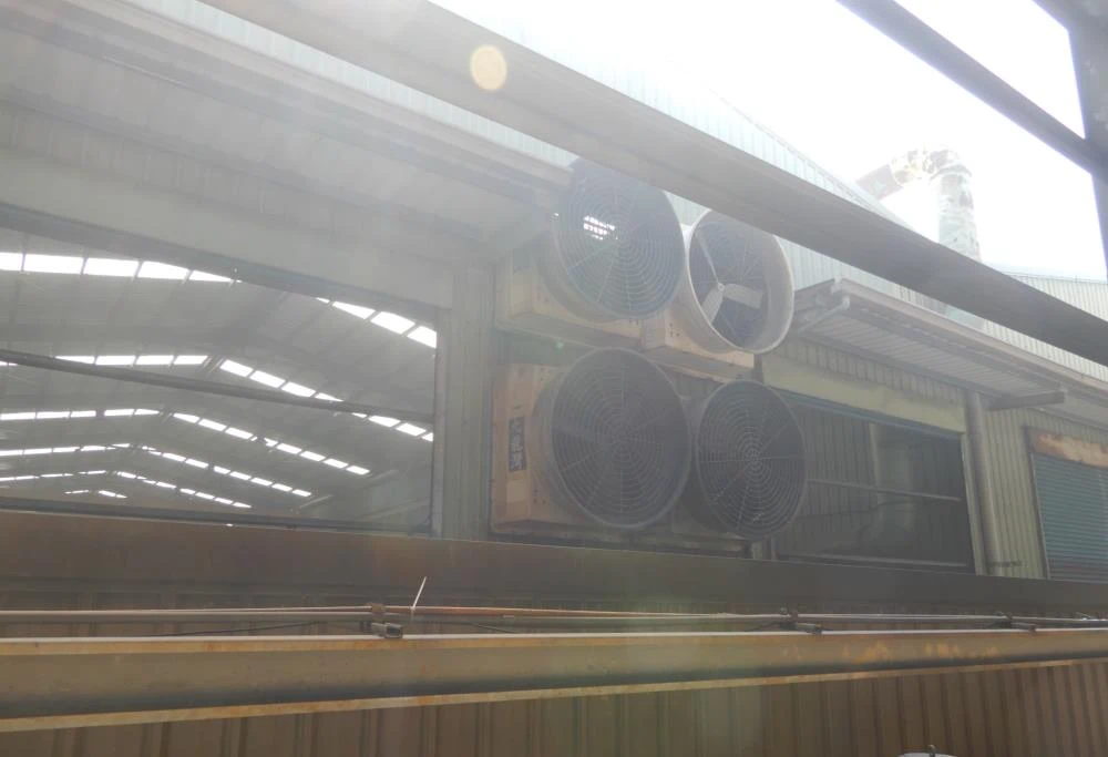 檢視「螺絲生產工廠後方粒狀污染物_白煙_造成視線模糊」圖片