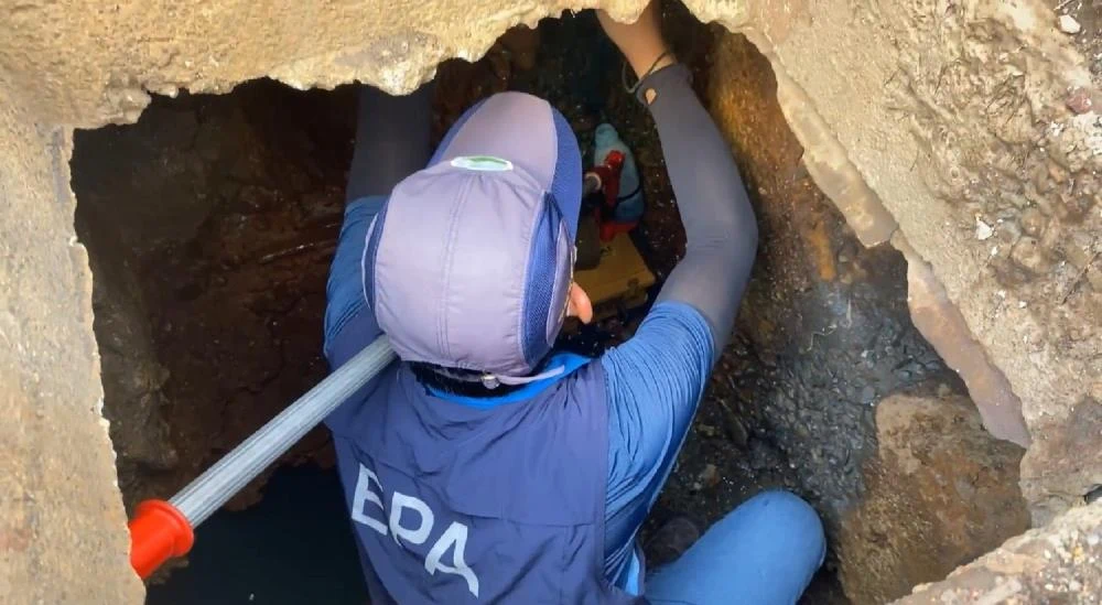 檢視「環管署督察人員鑽入排水溝內採證」圖片