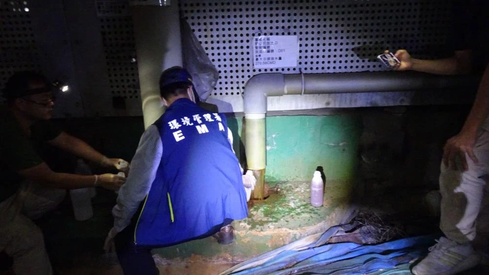 檢視「廠內人員大喊趕快關水督察人員迅速採樣」圖片