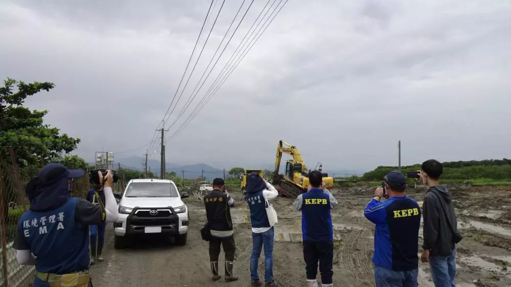 檢視「環境管理署啟動檢警環聯合機制打擊盜採砂石集團並查扣挖土機」圖片
