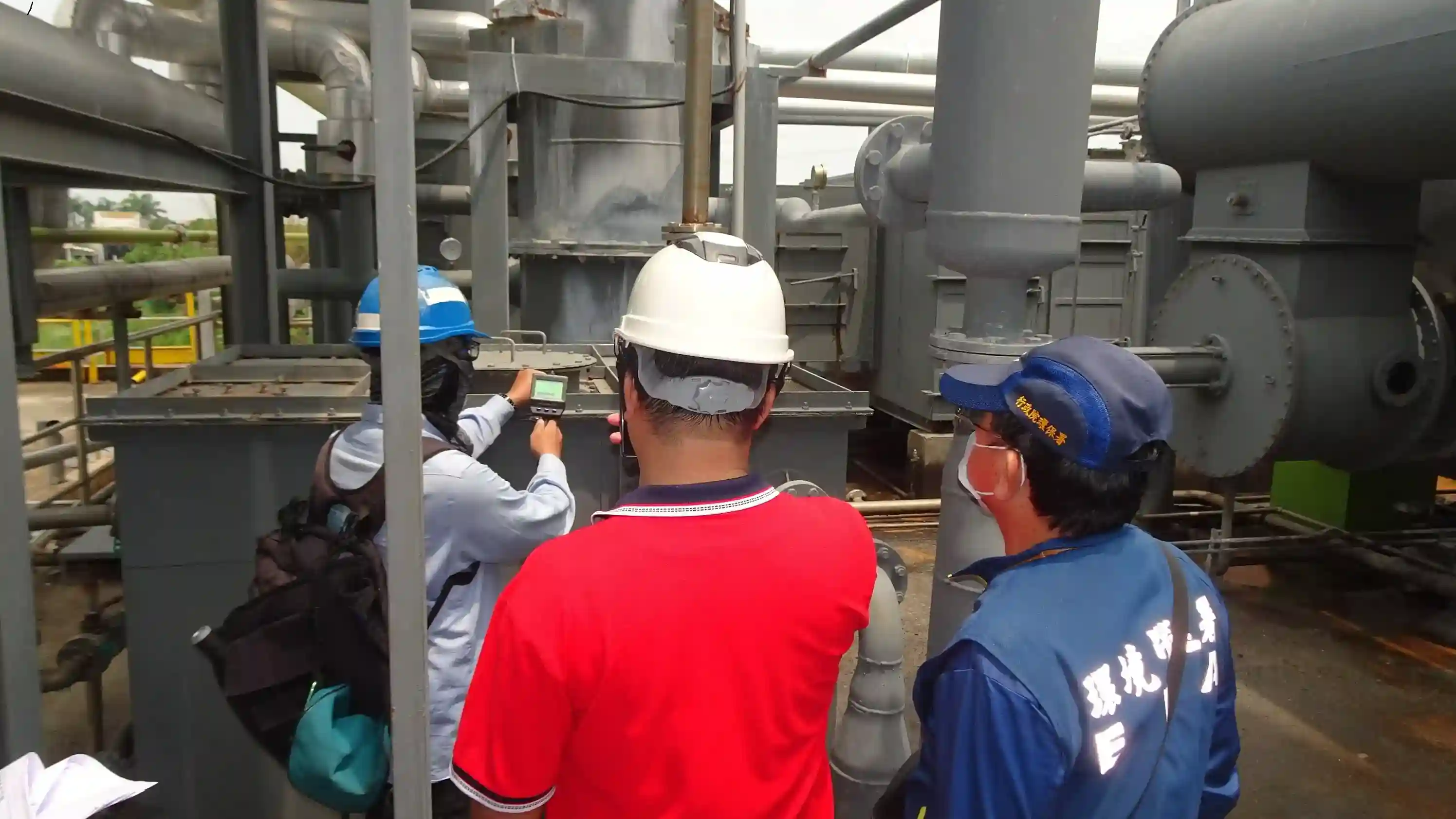 Detection of volatile organic pollutant leak points