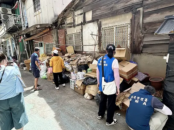 中區環境管理中心與地方環保局共同巡檢登革熱病媒蚊孳生場所情形2