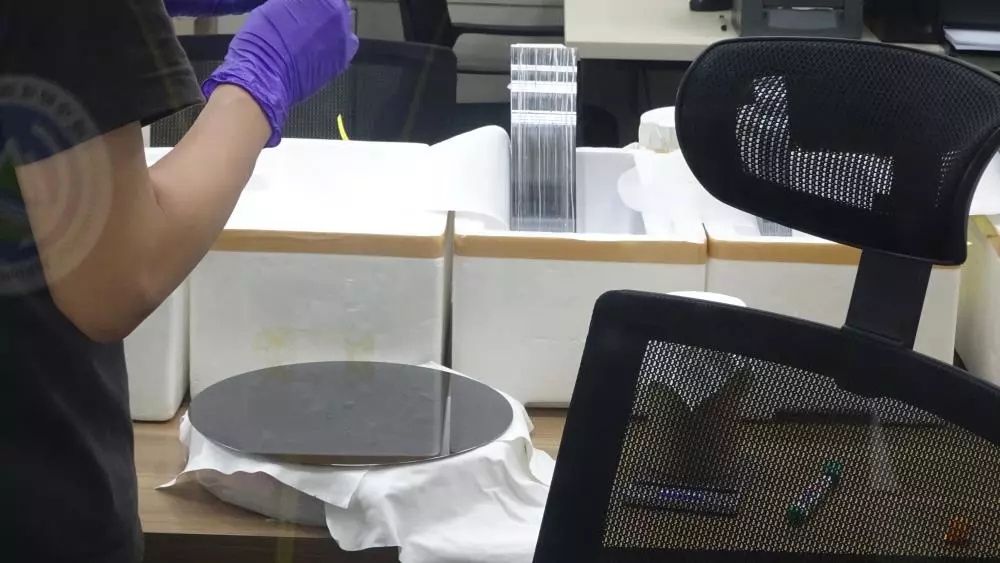 檢視「廠內已完成研磨、拋光、清潔之晶圓片」圖片