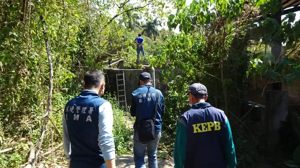 檢視「會同畜牧場業者確認現場排放未經處理養豬廢水情形」圖片