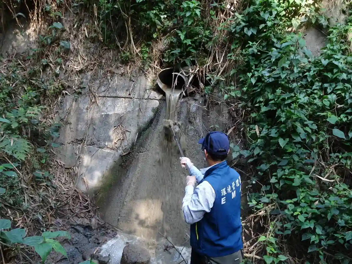 本署南區中心同仁於山林隱蔽處採集不法業者繞流排放廢水