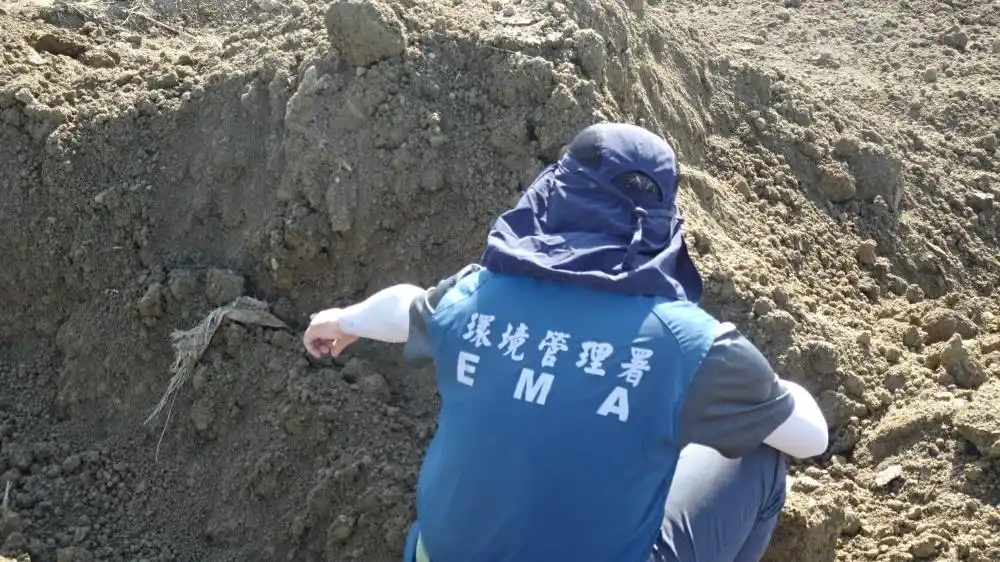 檢視「完成再利用程序的土方仍夾雜有廢塑膠編織袋」圖片