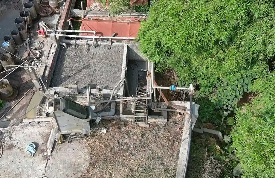 檢視「養豬場原廢水池連接繞流排放管線」圖片