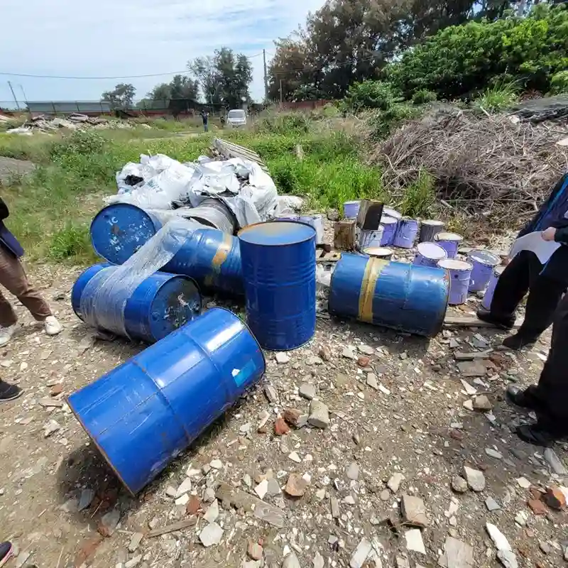 檢視「海埔路農地遭棄置廢漆渣等廢棄物」圖片