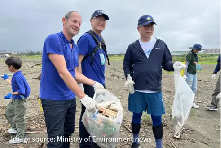 Environment Minister Peng Chi-Ming (right), Deputy Foreign Minister Wu Chih-Chung (center), and Head of the European Economic and Trade Office Lutz Güllner (left) participating in a beach cleanup