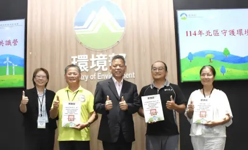 環管署顏署長旭明與桃園海岸生岸保育協會、新竹縣關西鎮環境守護、桃園在地聯盟合影