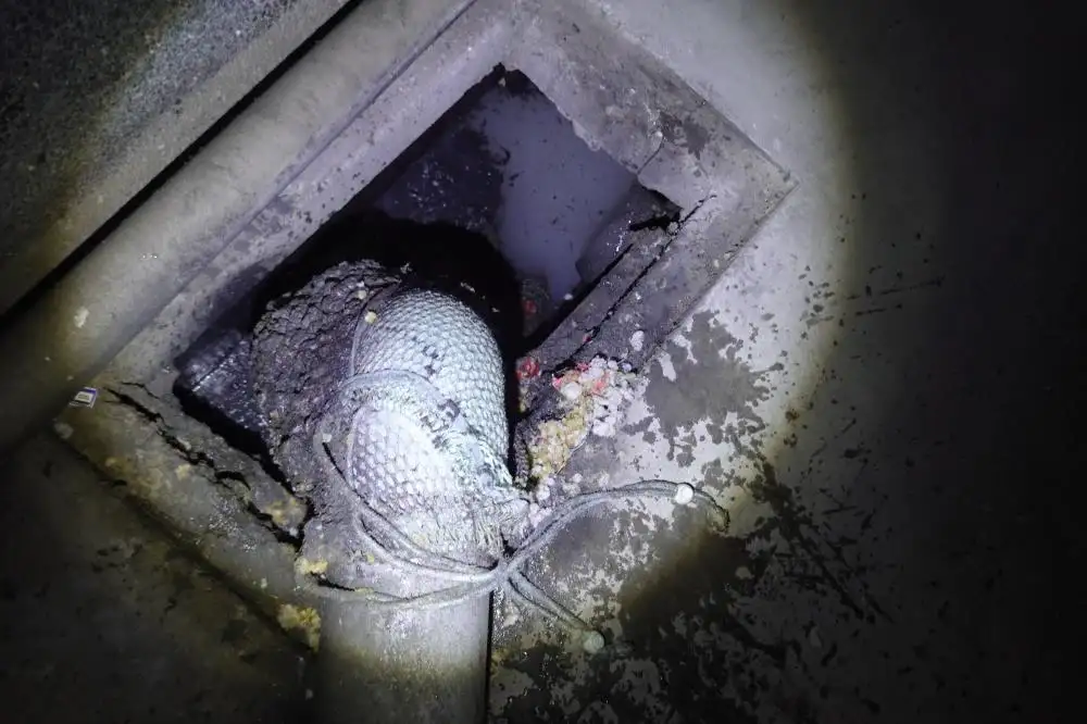 檢視「繞流排放處殘留白濁色廢水」圖片