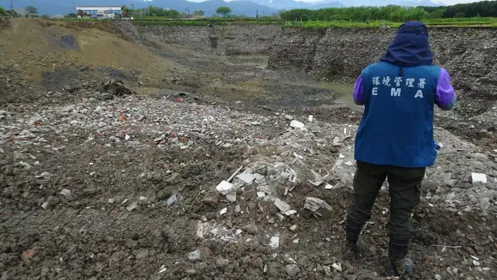 檢視「坑洞回填廢水泥塊、廢磁磚、廢鋼筋、廢塑膠管、廢木材等廢棄物」圖片