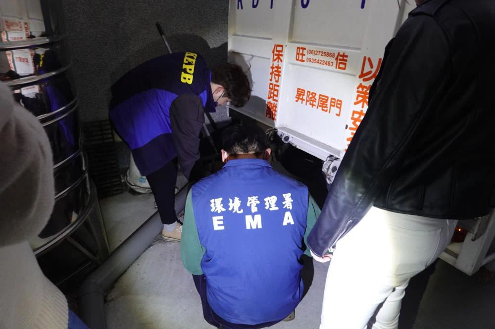 檢視「會同業者於繞流排放口進行採樣」圖片