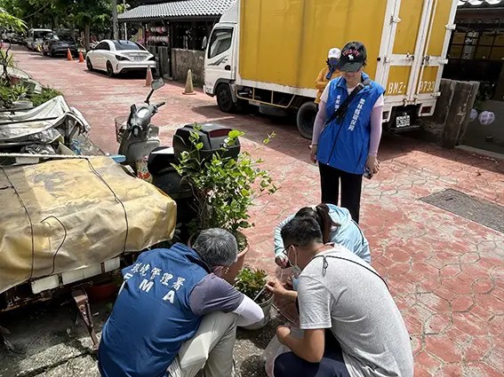 中區環境管理中心與地方環保局共同巡檢登革熱病媒蚊孳生場所情形1