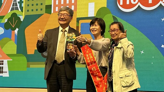 環境部沈次長與楊得獎者合影
