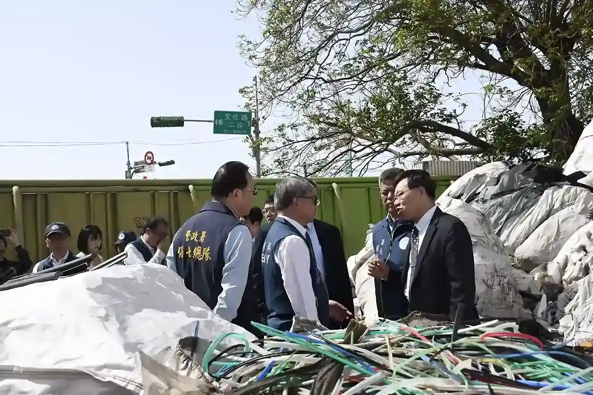 棄置場址現勘進行討論