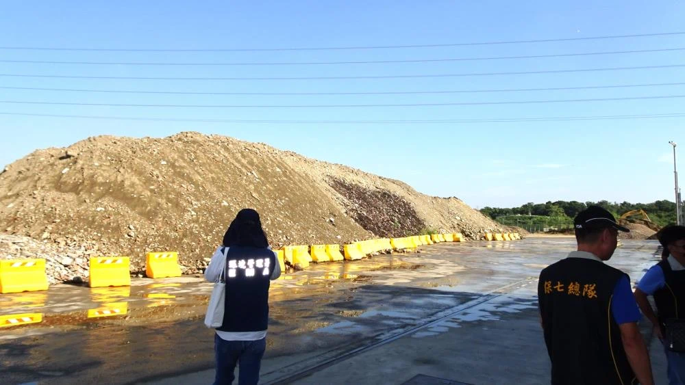 檢視「營建混合物堆積如山去化速度緩慢」圖片