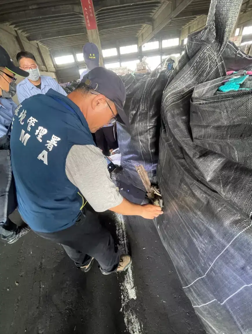 稽查人員查驗出口貨物