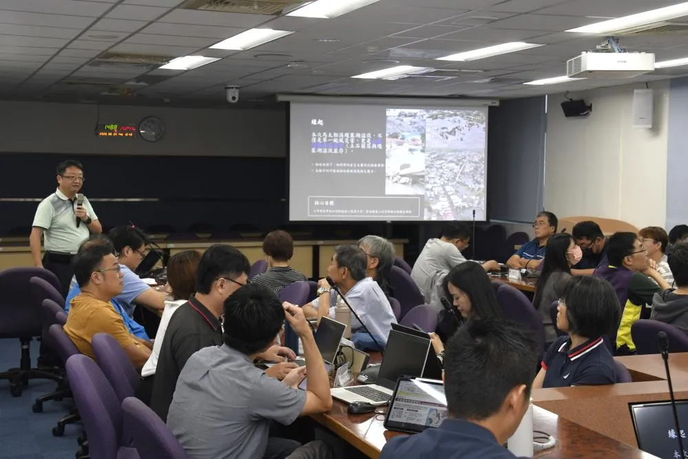 Chief Secretary Lin Tsai Yu of the Hualien County Environmental Protection Bureau speaking about the Mataian River barrier lake overflow incident