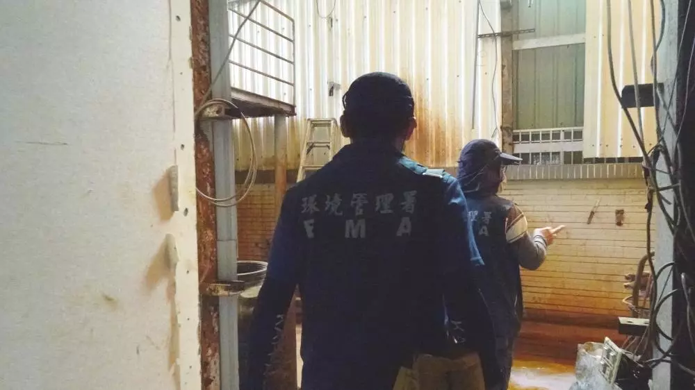 檢視「督察人員查找可疑廢水排放口」圖片