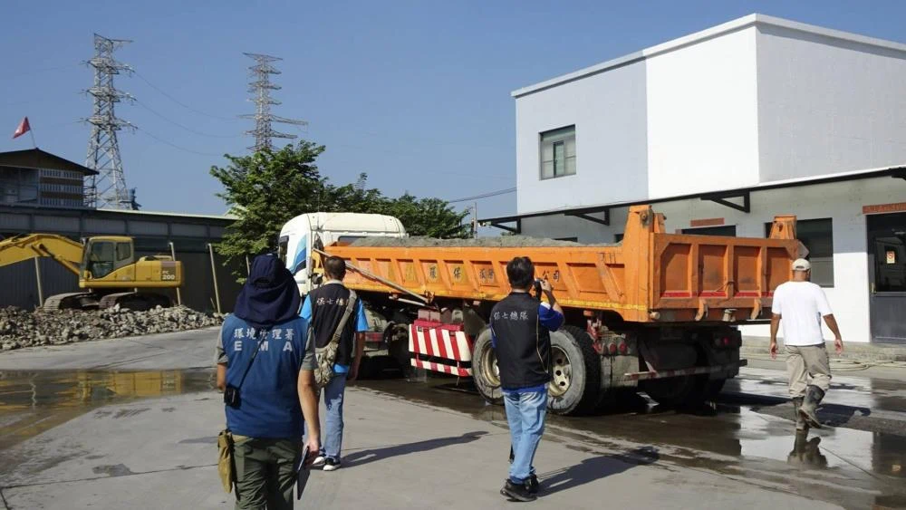 檢視「環境管理署會同保七警力查核清除車輛載運物與聯單」圖片