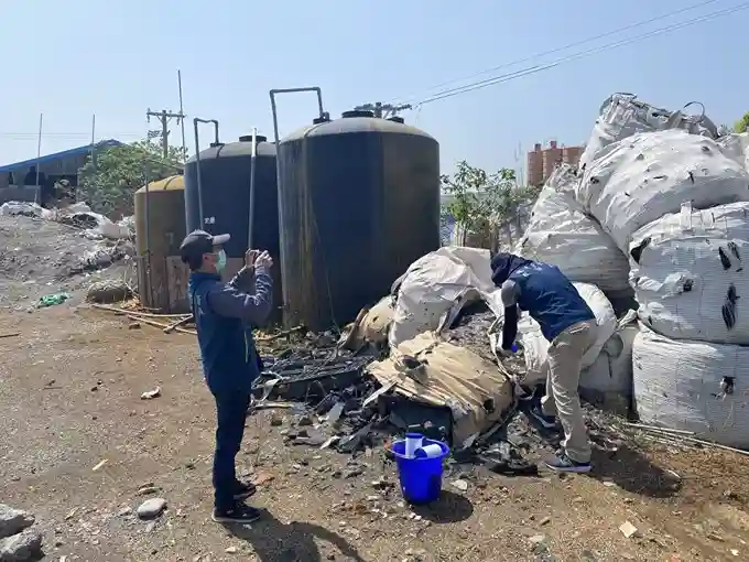 本署中區中心督察人員採集遭棄置廢玻璃送驗