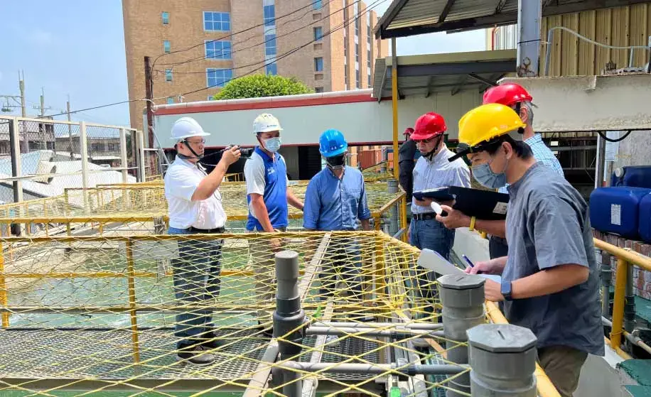 查核委員及業務單位確認現場設施操作情況